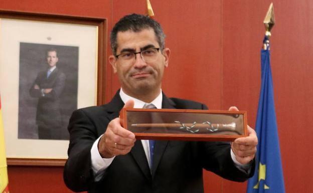José Manuel Rama recibiendo el bastón de mando de Villafranca de los Barros hace un año. 
