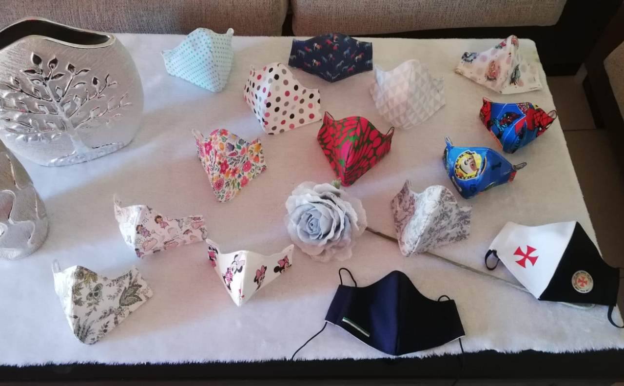 La variedad de telas y motivos que adornan las mascarillas que ha realizado es amplísima.
