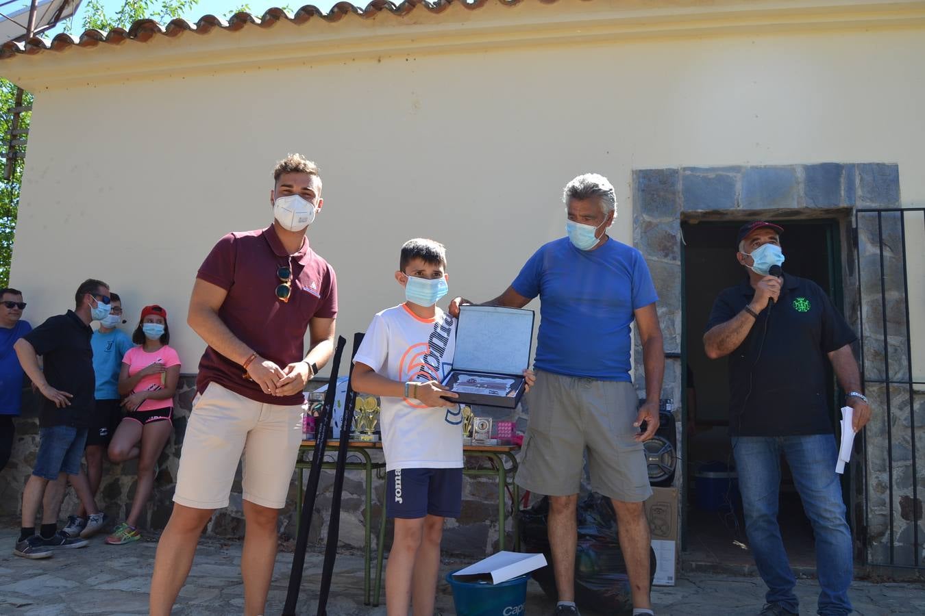 Sergio Márquez García recogiendo su premio.