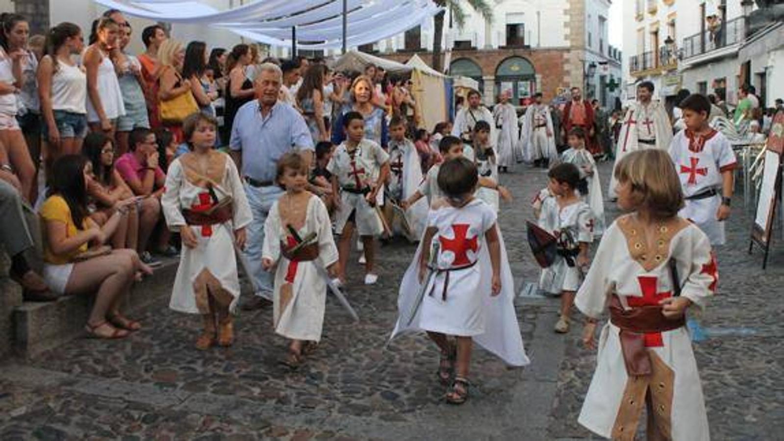 Escena de animación de calle en la fortaleza templaria.