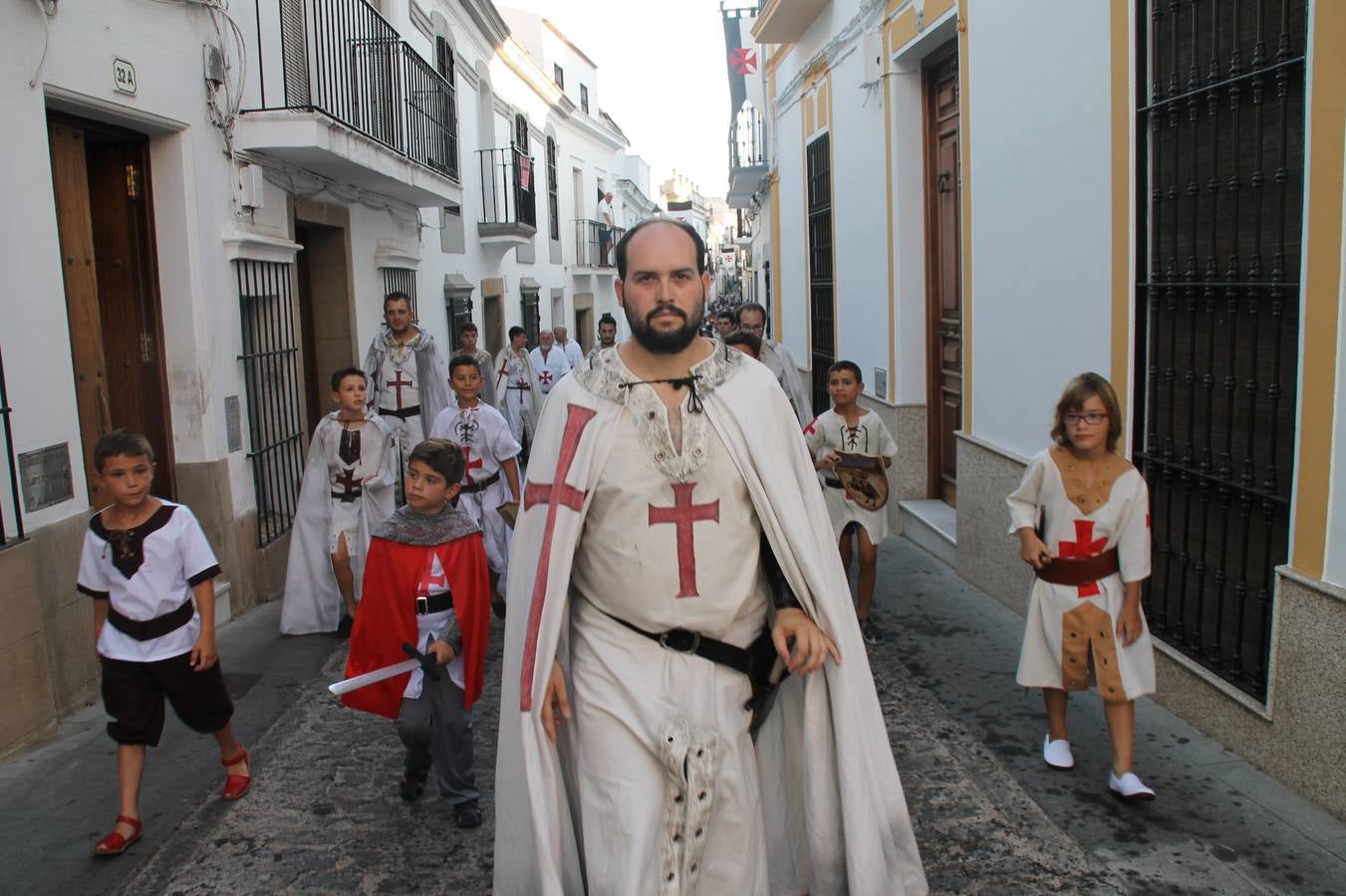 Escena de animación de calle en la fortaleza templaria.