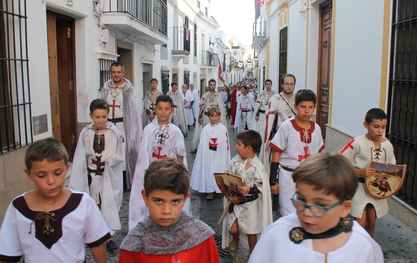 Escena de animación de calle en la fortaleza templaria.
