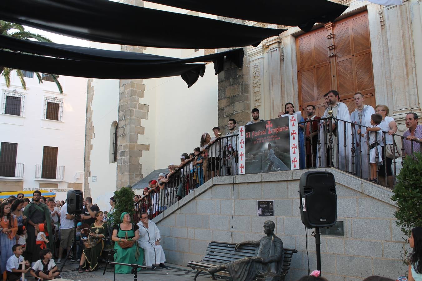 Escena de animación de calle en la fortaleza templaria.