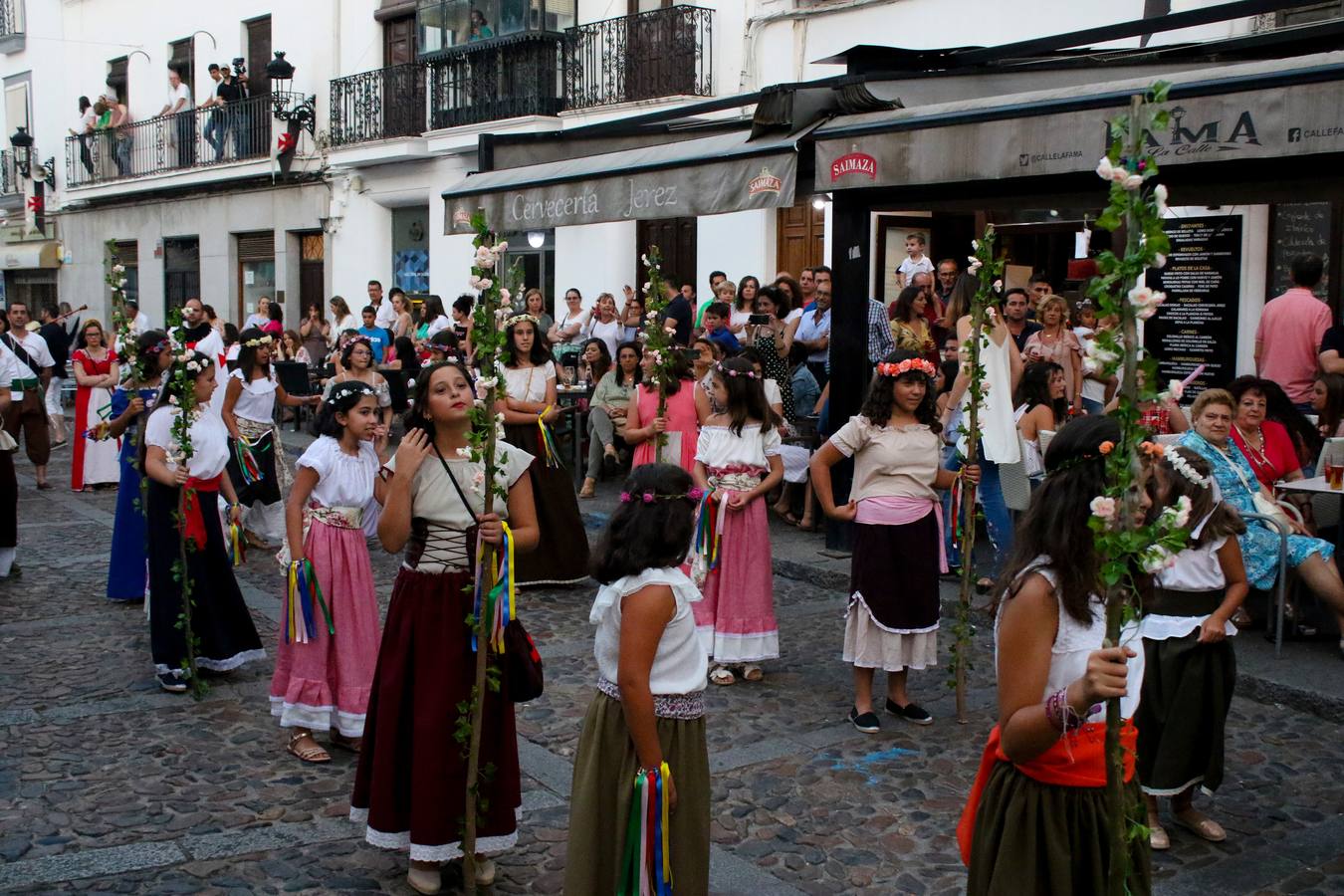 Escena de animación de calle en la fortaleza templaria.