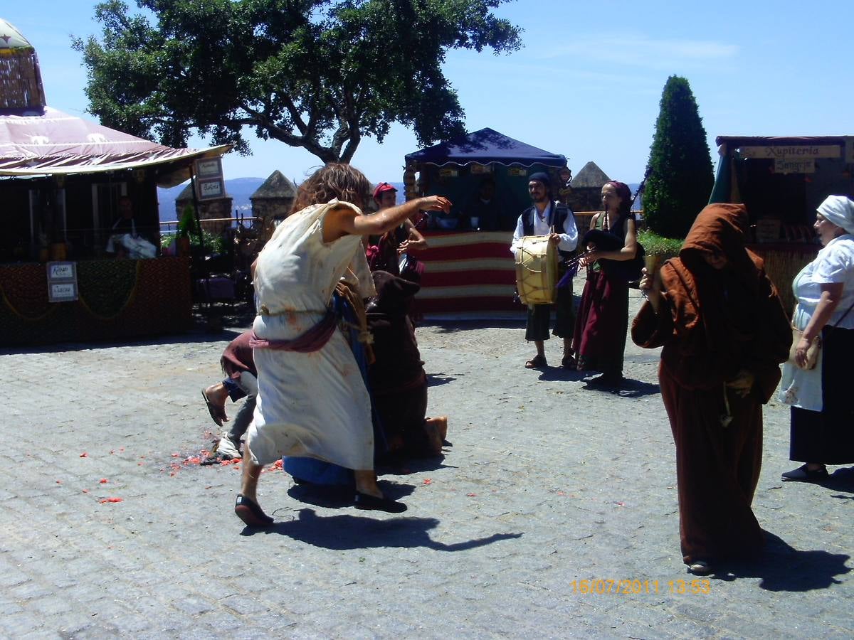 Escena de animación de calle en la fortaleza templaria.