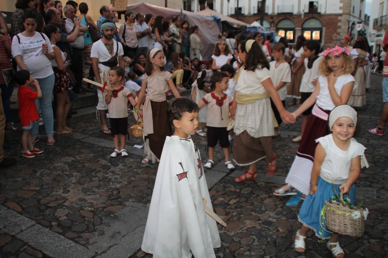 Escena de animación de calle en la fortaleza templaria.