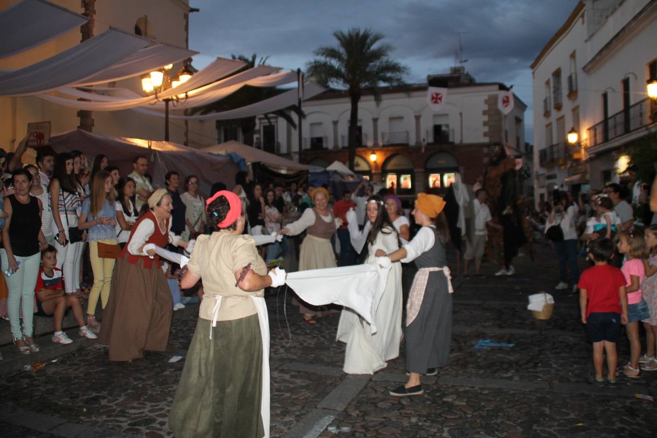 Escena de animación de calle en la fortaleza templaria.