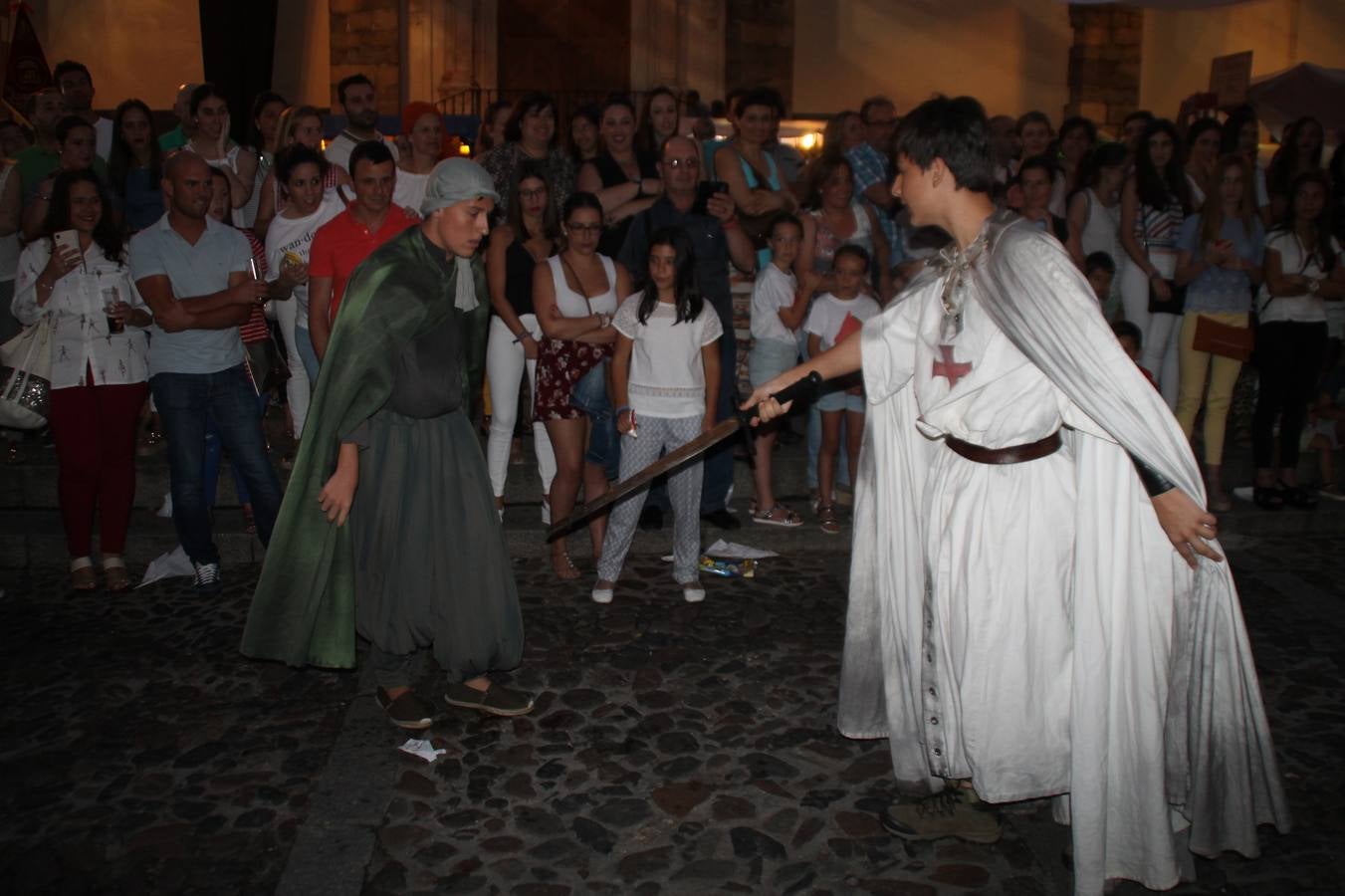 Escena de animación de calle en la fortaleza templaria.