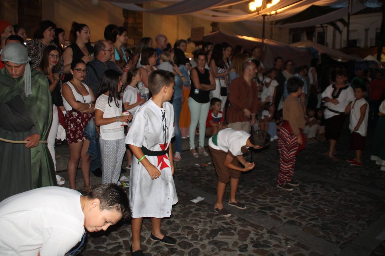 Escena de animación de calle en la fortaleza templaria.