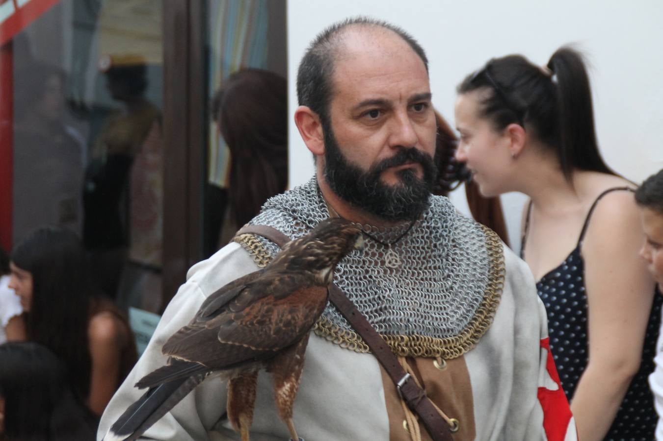 Escena de animación de calle en la fortaleza templaria.