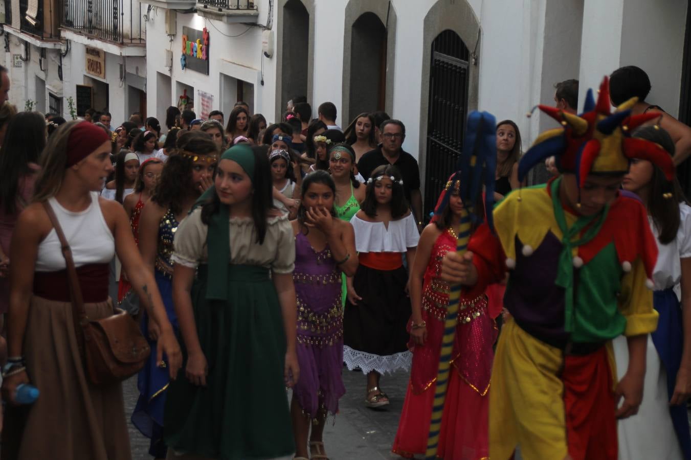 Escena de animación de calle en la fortaleza templaria.