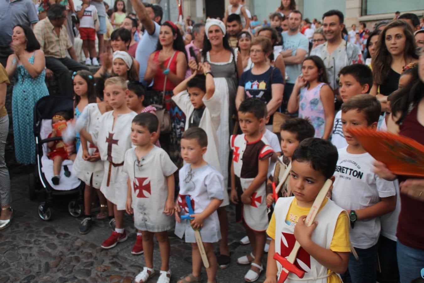 Escena de animación de calle en la fortaleza templaria.