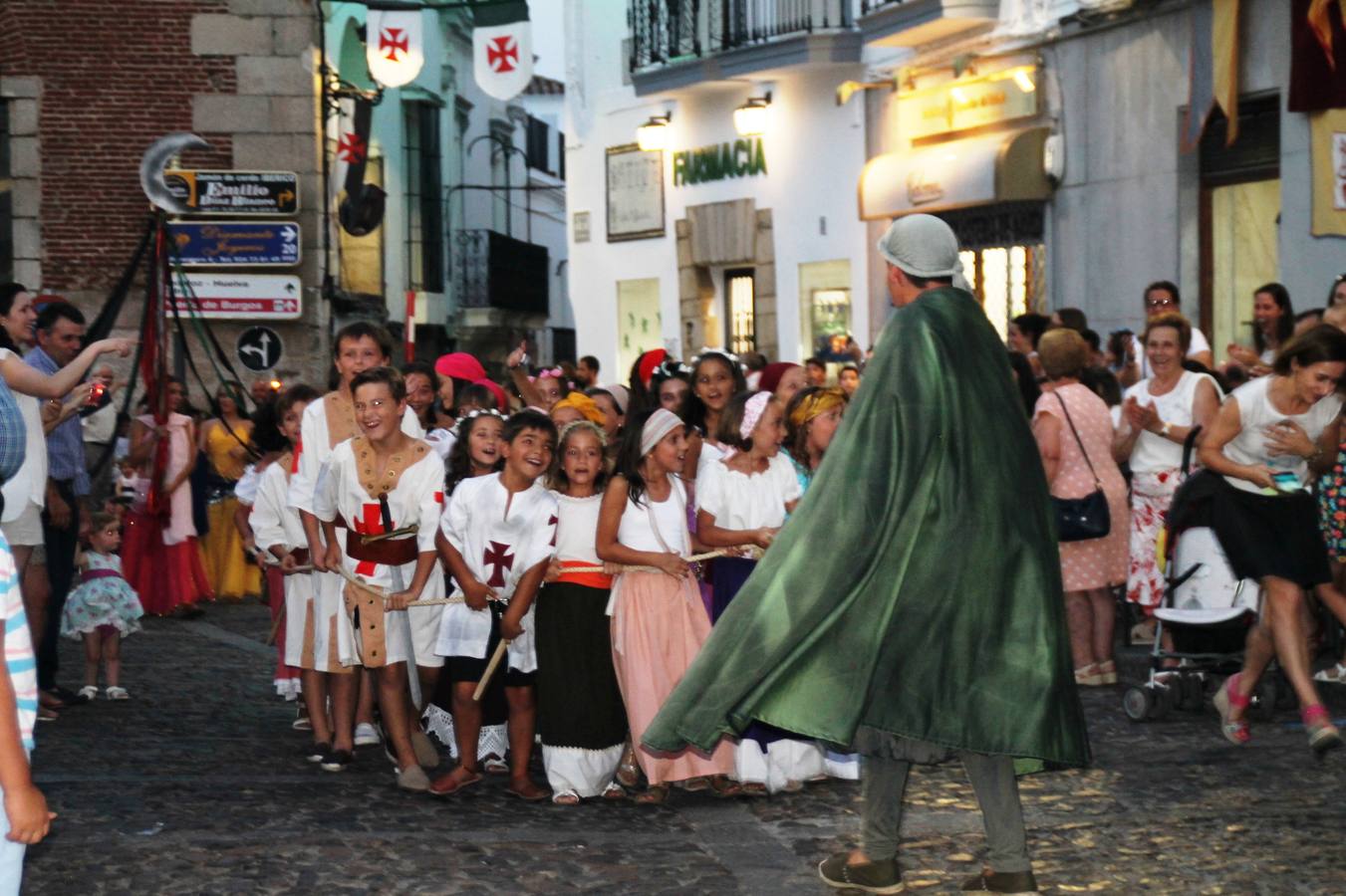 Escena de animación de calle en la fortaleza templaria.