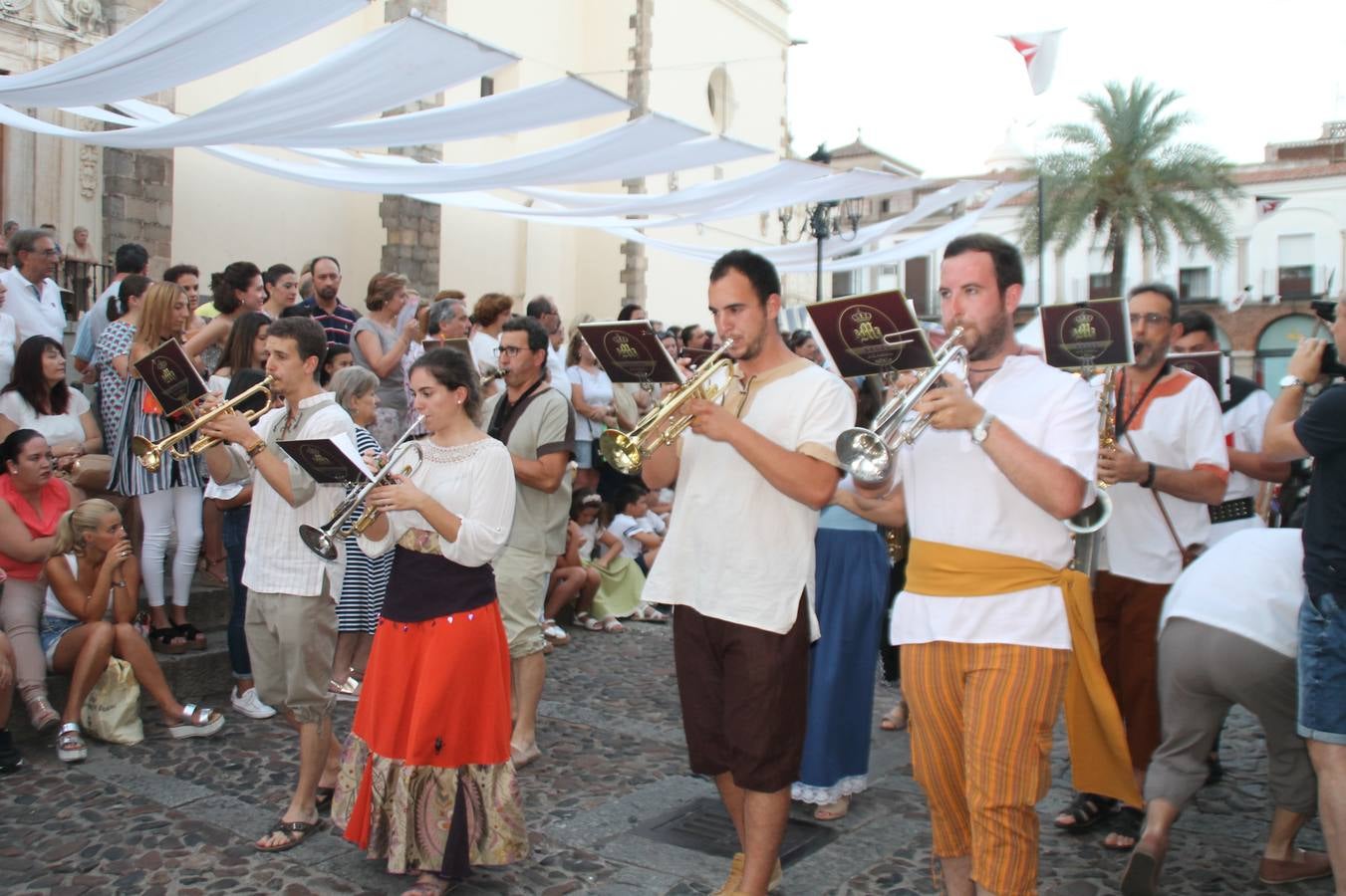 Escena de animación de calle en la fortaleza templaria.