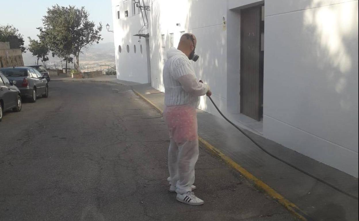 Operario desinfectando la zona de acceso a la Residencia 'Hernando de Soto' . 