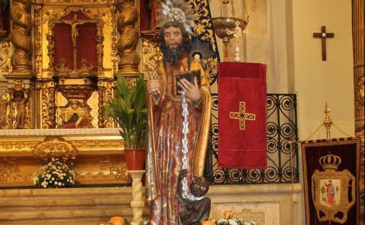 Imagen del patrón de Jerez de los Caballeros, San Bartoilomé, con el diablo encandenado a sus pies, representando el triungo del bien sobre el mal.