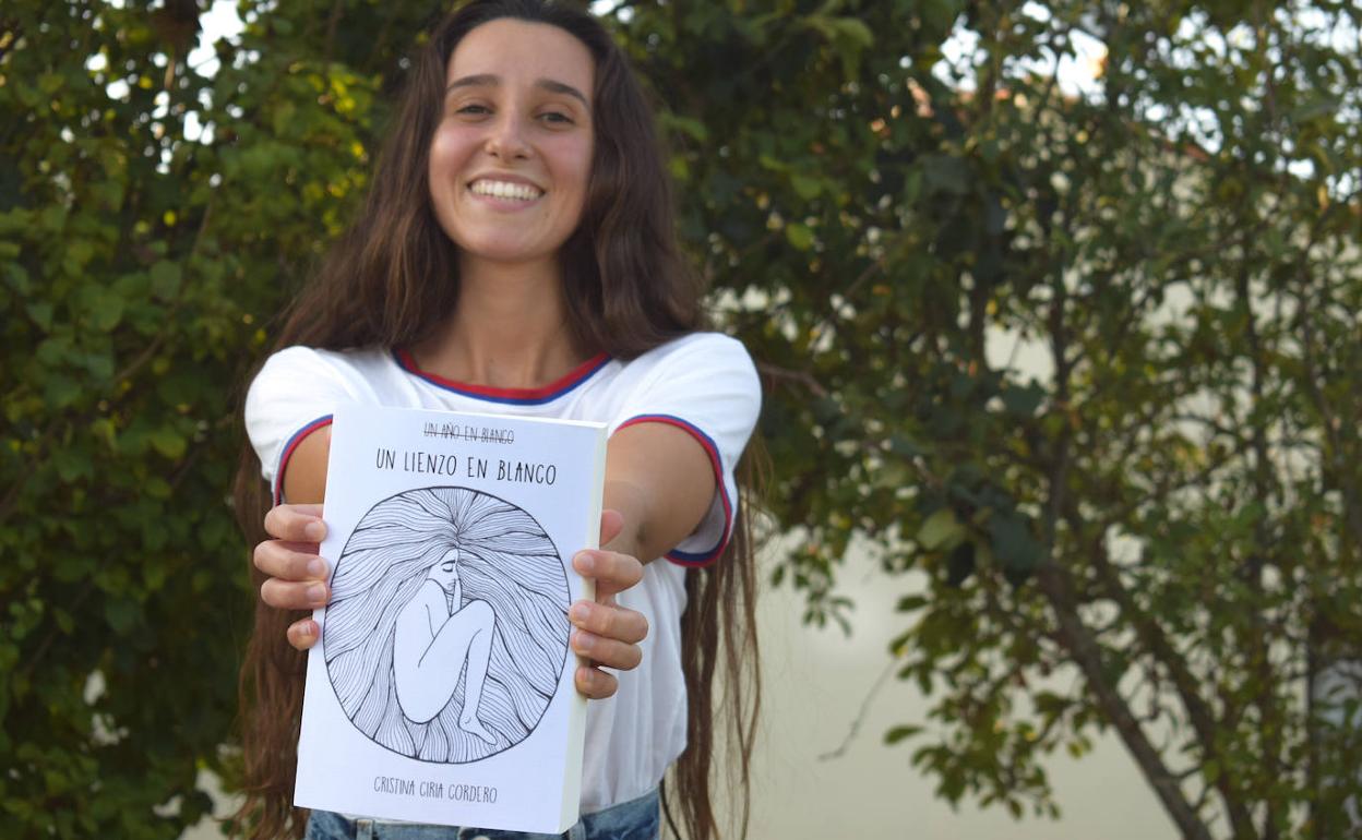 Cristina Ciria Cordero con su novela 'Un lienzo en blanco'.