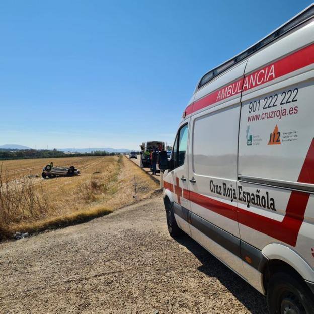 El vehículo quedó volcado a pocos metros de la carretera.