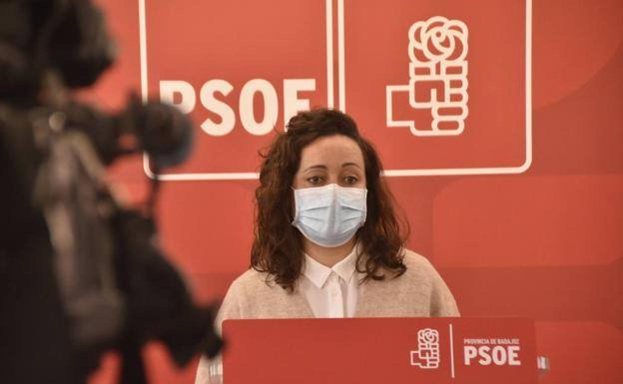 Virginia Borrallo, en rueda de prensa este martes explicando la moción de censura que presentarán en Jerez. 