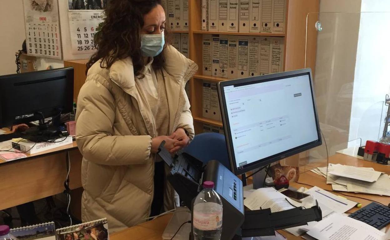 Virginia Borrallo, esta mañana, en el registro del Ayuntamiento de Jerez. 