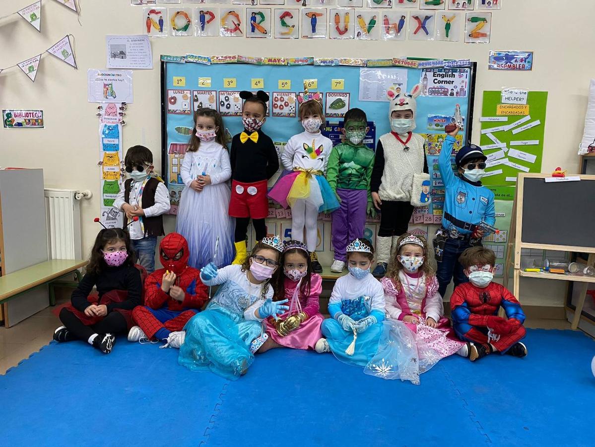 Fotos: Los centros educativos festejan en las aulas un Carnaval sin desfiles en las calles