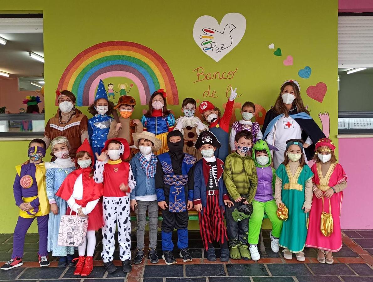 Fotos: Los centros educativos festejan en las aulas un Carnaval sin desfiles en las calles