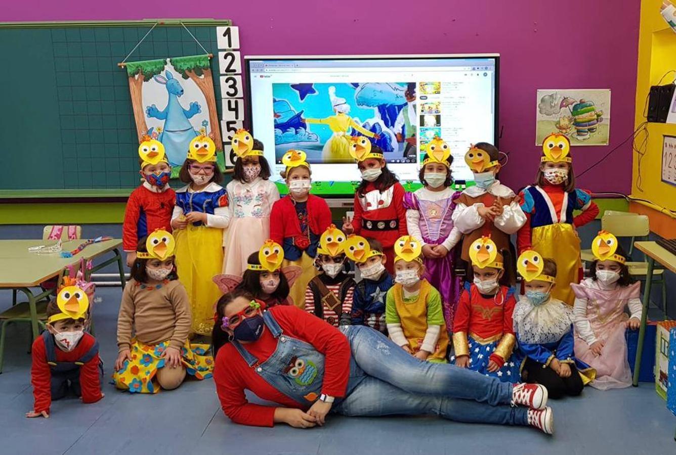 Fotos: Los centros educativos festejan en las aulas un Carnaval sin desfiles en las calles