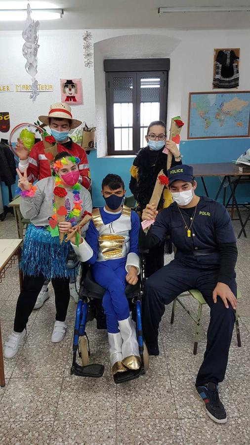 Fotos: Los centros educativos festejan en las aulas un Carnaval sin desfiles en las calles