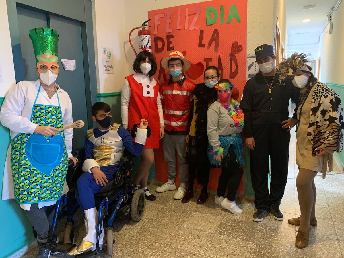 Fotos: Los centros educativos festejan en las aulas un Carnaval sin desfiles en las calles