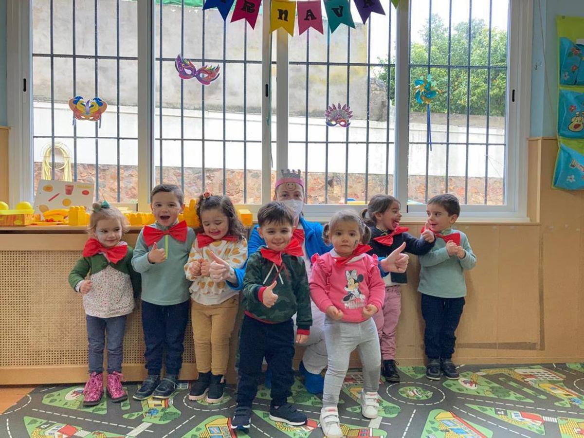 Fotos: Los centros educativos festejan en las aulas un Carnaval sin desfiles en las calles