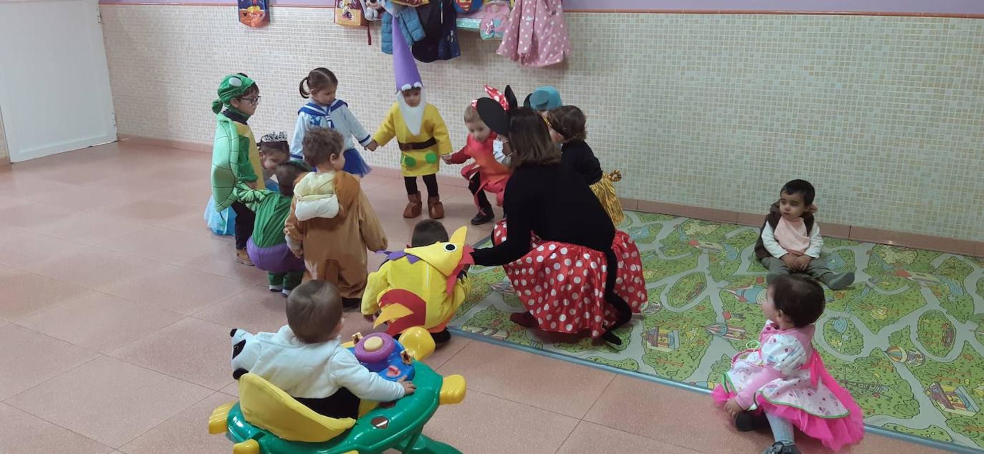 Fotos: Los centros educativos festejan en las aulas un Carnaval sin desfiles en las calles
