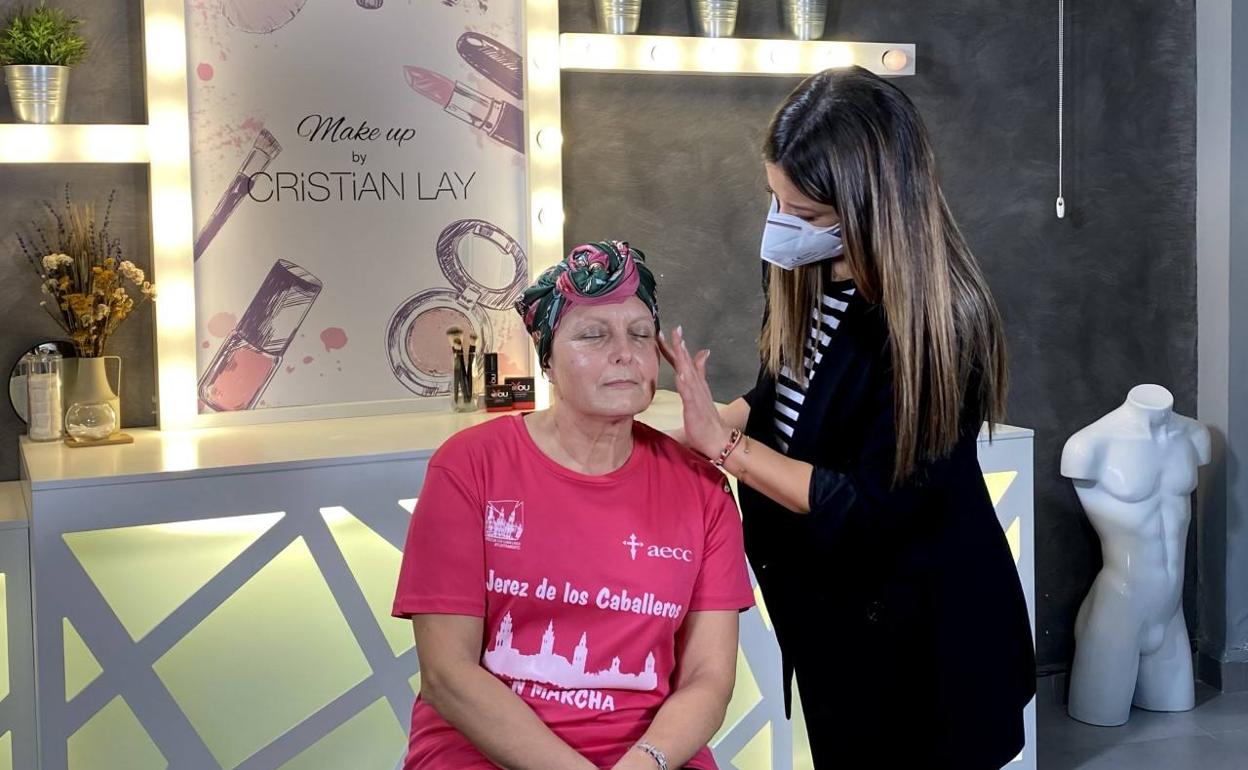 Cristian Lay colabora con la AECC y su proyecto 'Cuidados estéticos' para pacientes oncológicos