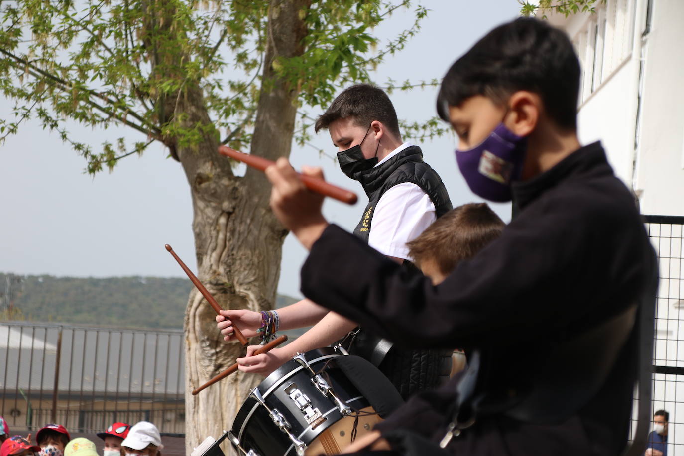 Fotos: Los sones cofrades resuenan con fervor y júbilo en el CEIP &#039;El Rodeo&#039;