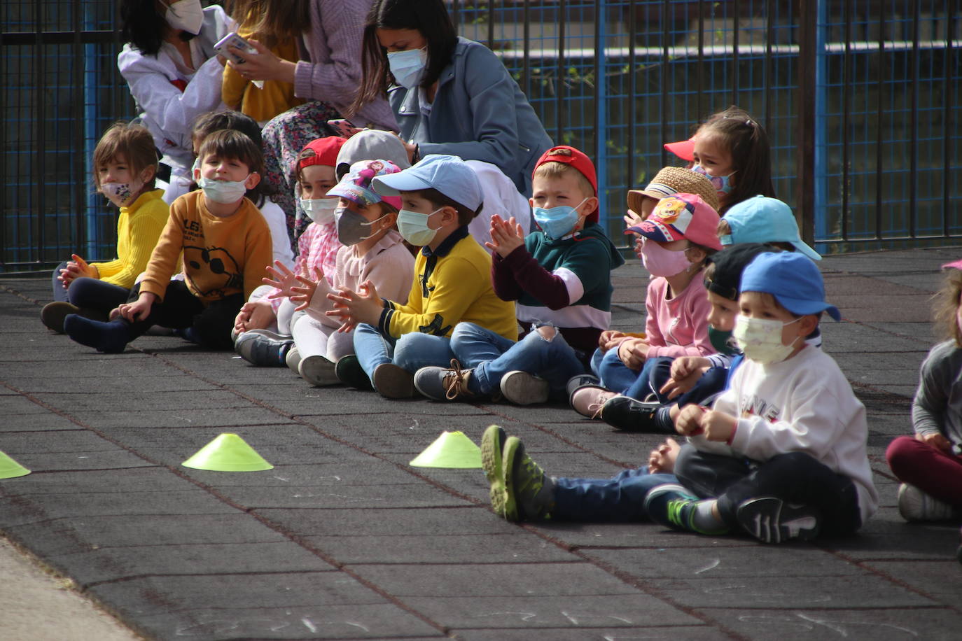 Fotos: Los sones cofrades resuenan con fervor y júbilo en el CEIP &#039;El Rodeo&#039;