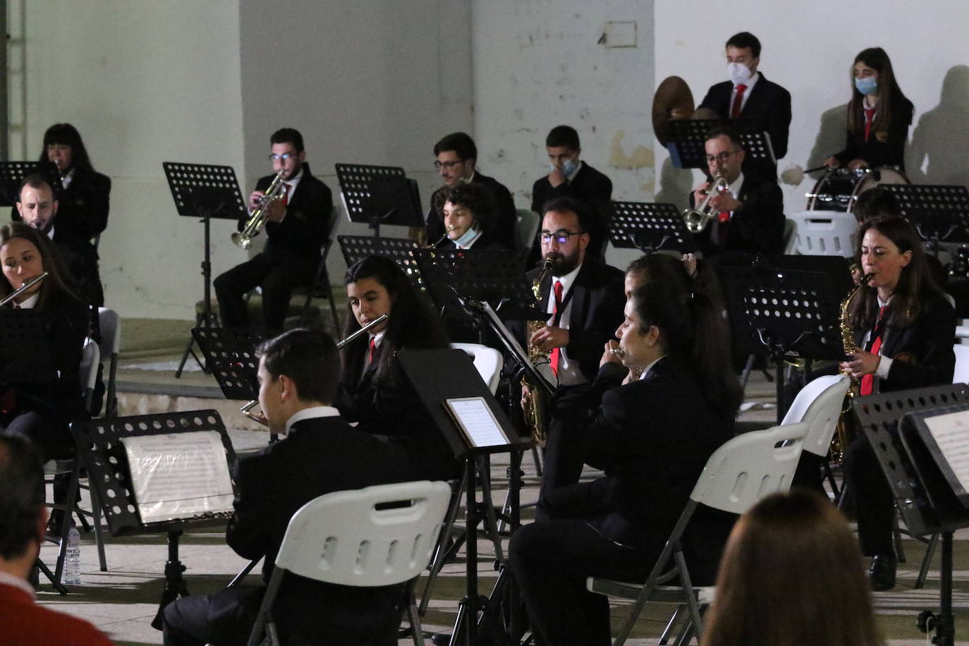 Fotos: La Plaza de la Alcazaba acoge varios conciertos de bandas con un fin solidario