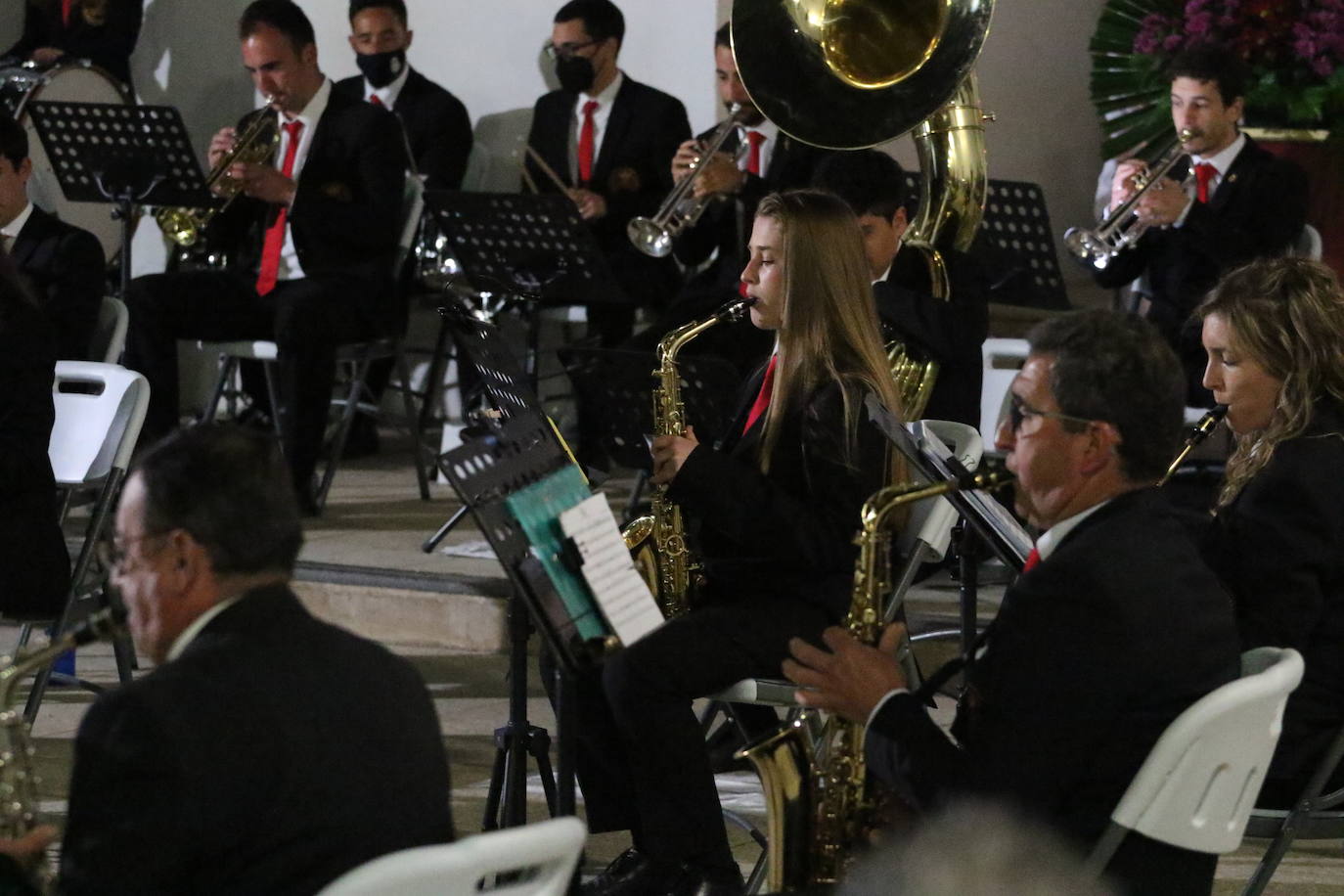 Fotos: La Plaza de la Alcazaba acoge varios conciertos de bandas con un fin solidario
