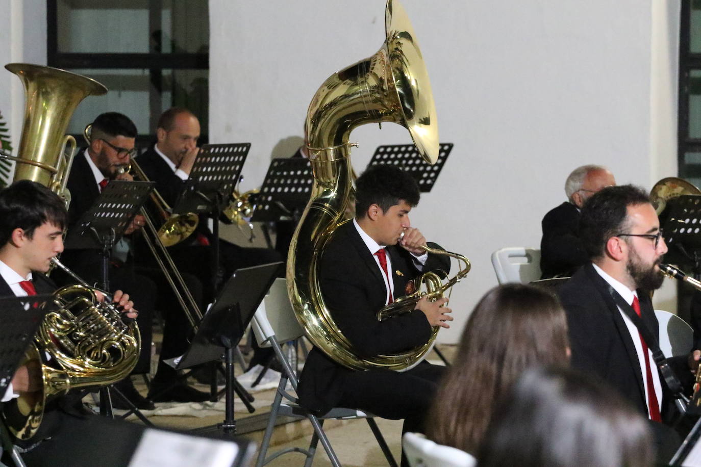 Fotos: La Plaza de la Alcazaba acoge varios conciertos de bandas con un fin solidario