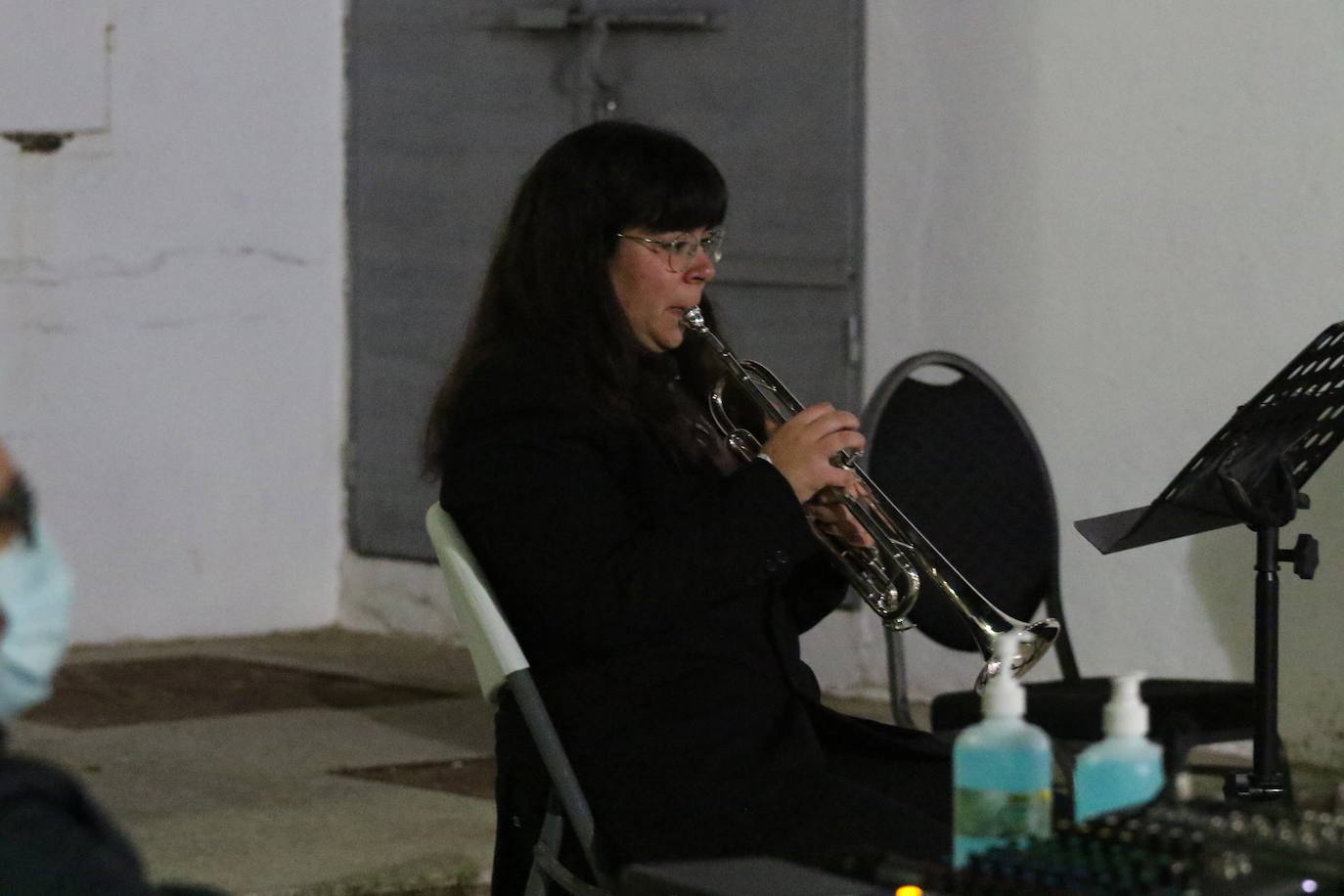 Fotos: La Plaza de la Alcazaba acoge varios conciertos de bandas con un fin solidario