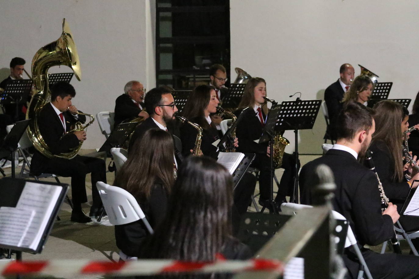 Fotos: La Plaza de la Alcazaba acoge varios conciertos de bandas con un fin solidario