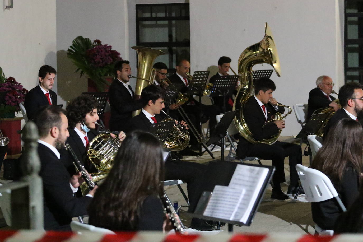 Fotos: La Plaza de la Alcazaba acoge varios conciertos de bandas con un fin solidario