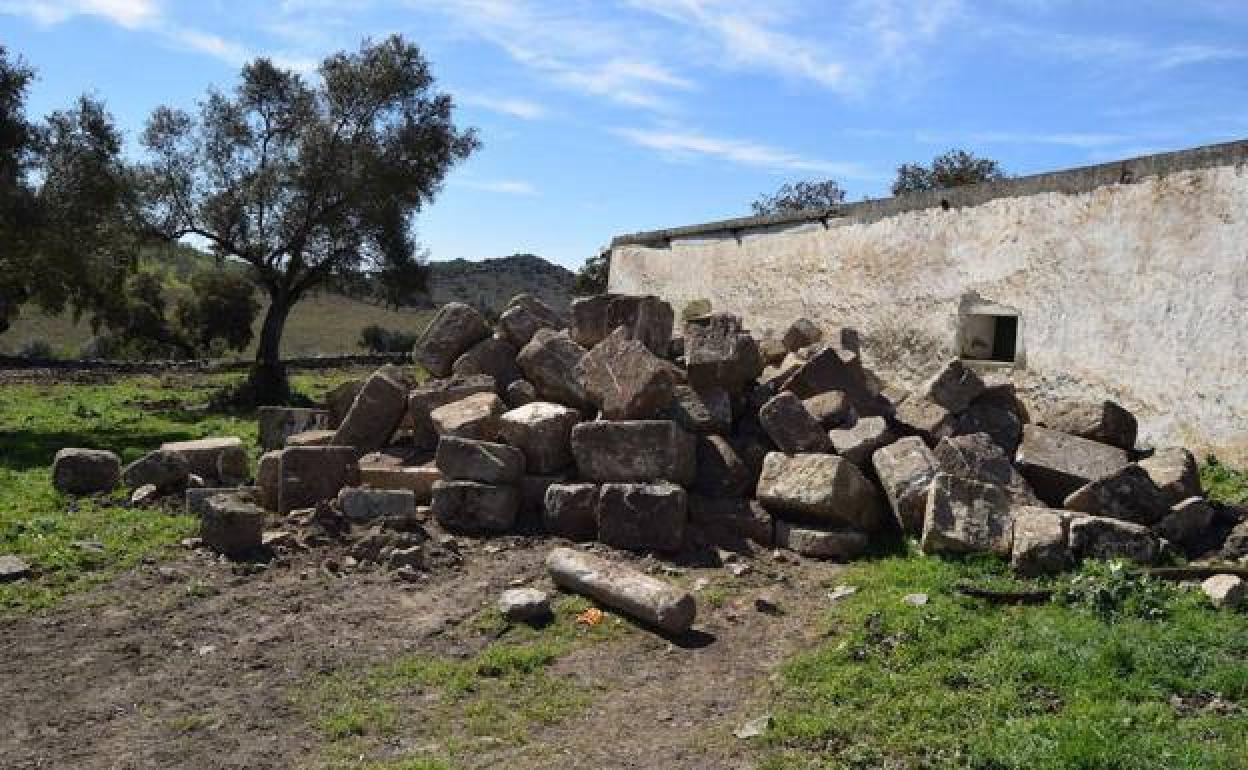 Sillares apiñados en la finca de Brovales correspondientes a los muros de la ermita destruida.