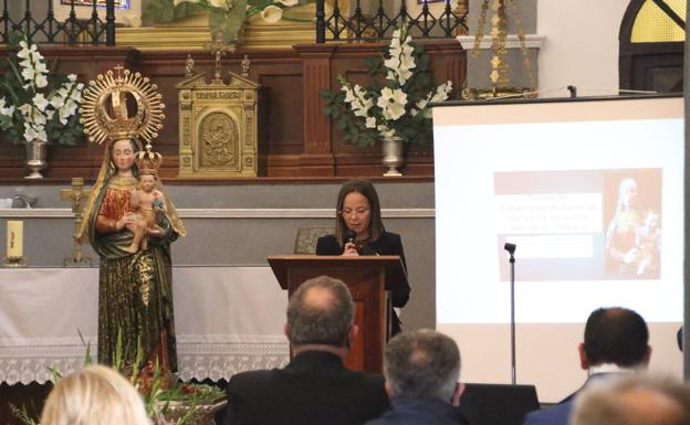 María Carrasco, Hermana Mayor de la Hermandad Nuestra Señora de Aguasantas, junto a la imagen restaurada. 