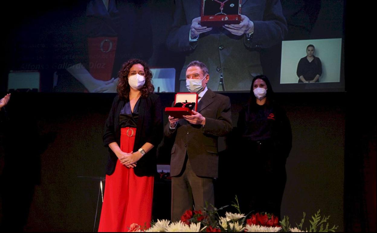 Alfonso Gallardo recibe la Medalla de Oro de la Provincia