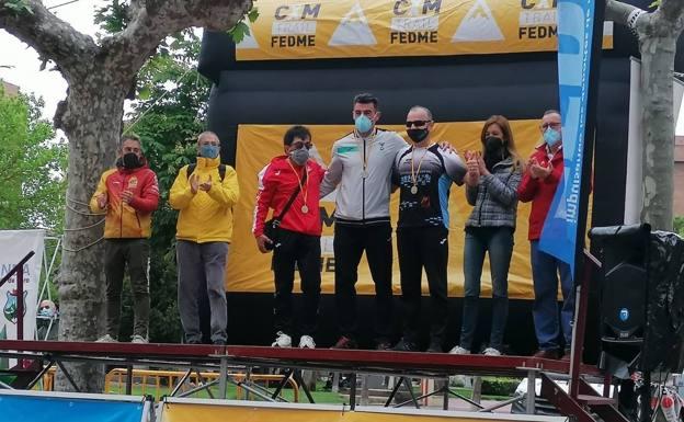 El jerezano Domingo Ceberino en el podio del Campeonato de España para ciegos junto a José Carlos Ruiz y José Antonio Parra.