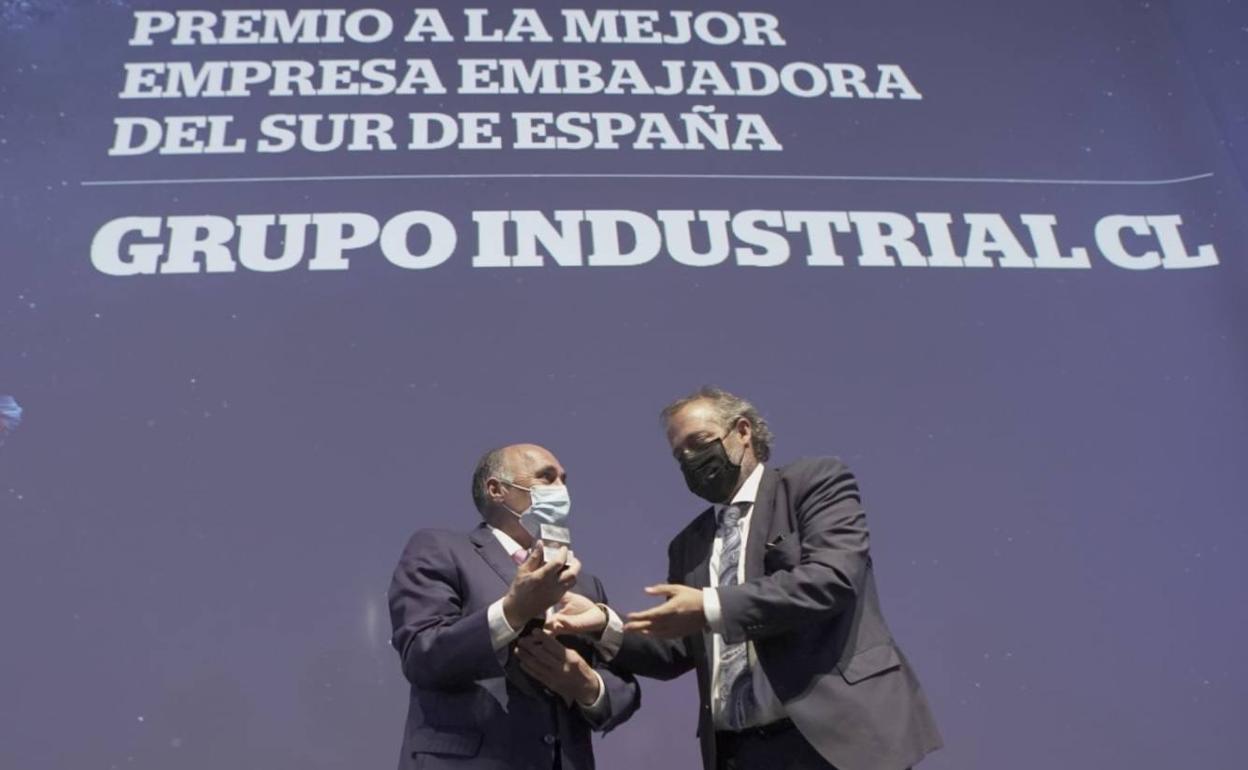 Felipe González, quinto por la izquierda, junto a los premiados. 