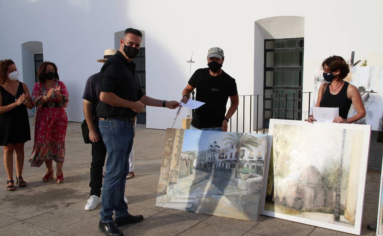 Francisco Javier Fernández con su obra en la entrega de premios.