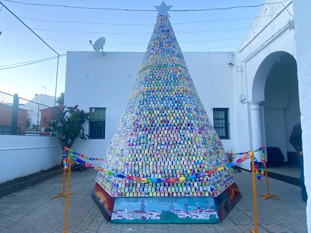 'San Roque' inaugura su árbol de Navidad elaborado con 6.000 envases de yogur