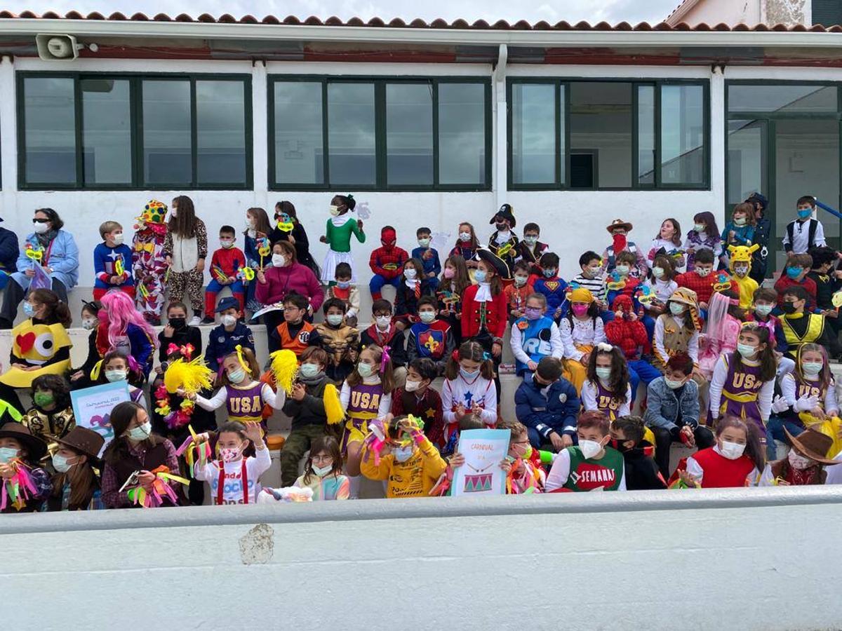 Fotos: El Carnaval llena de color, ritmo y alegría los centros educativos