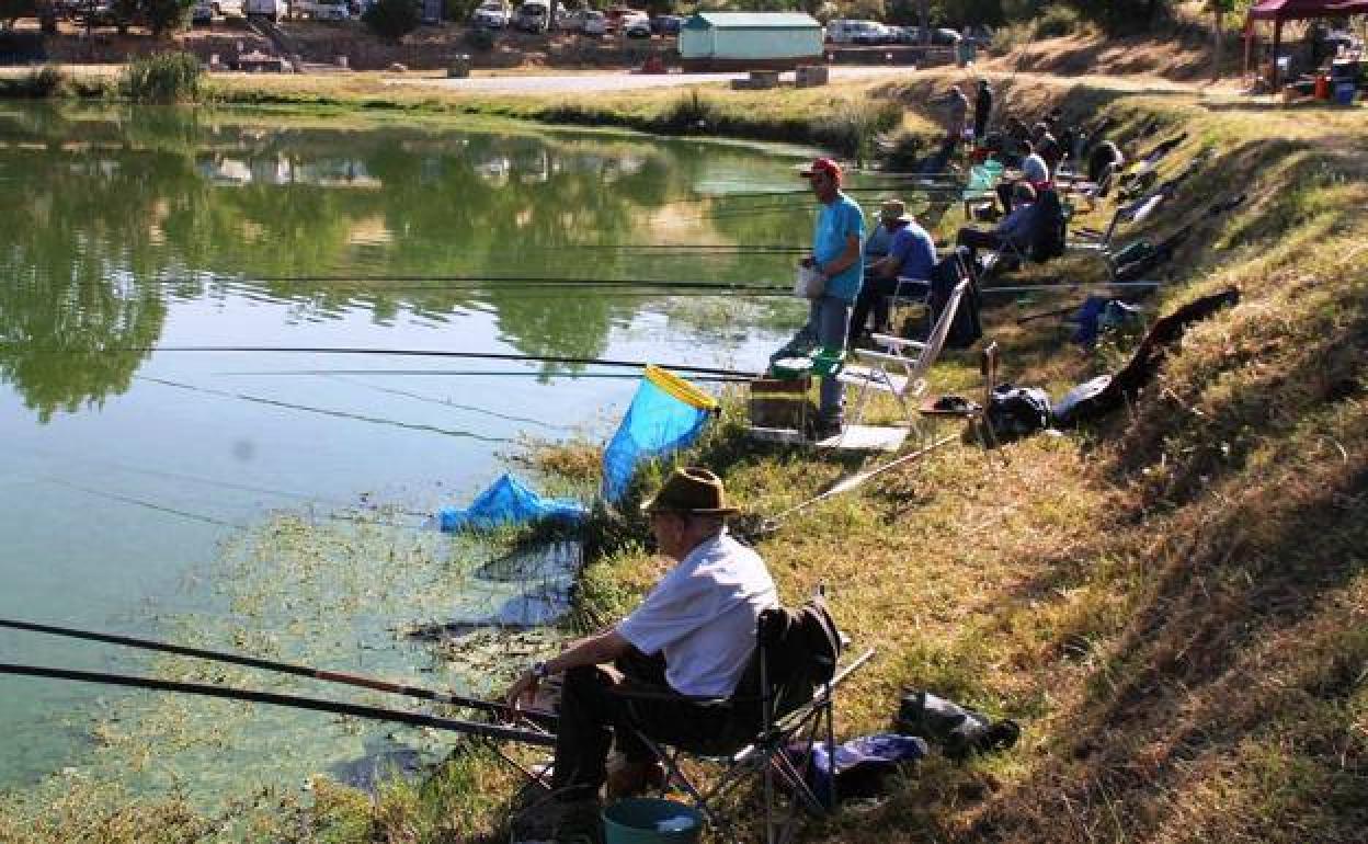 Jerez de los Caballeros acoge este domingo, 5 de junio, su Concurso tradicional de Pesca 'Charca la Albuera'