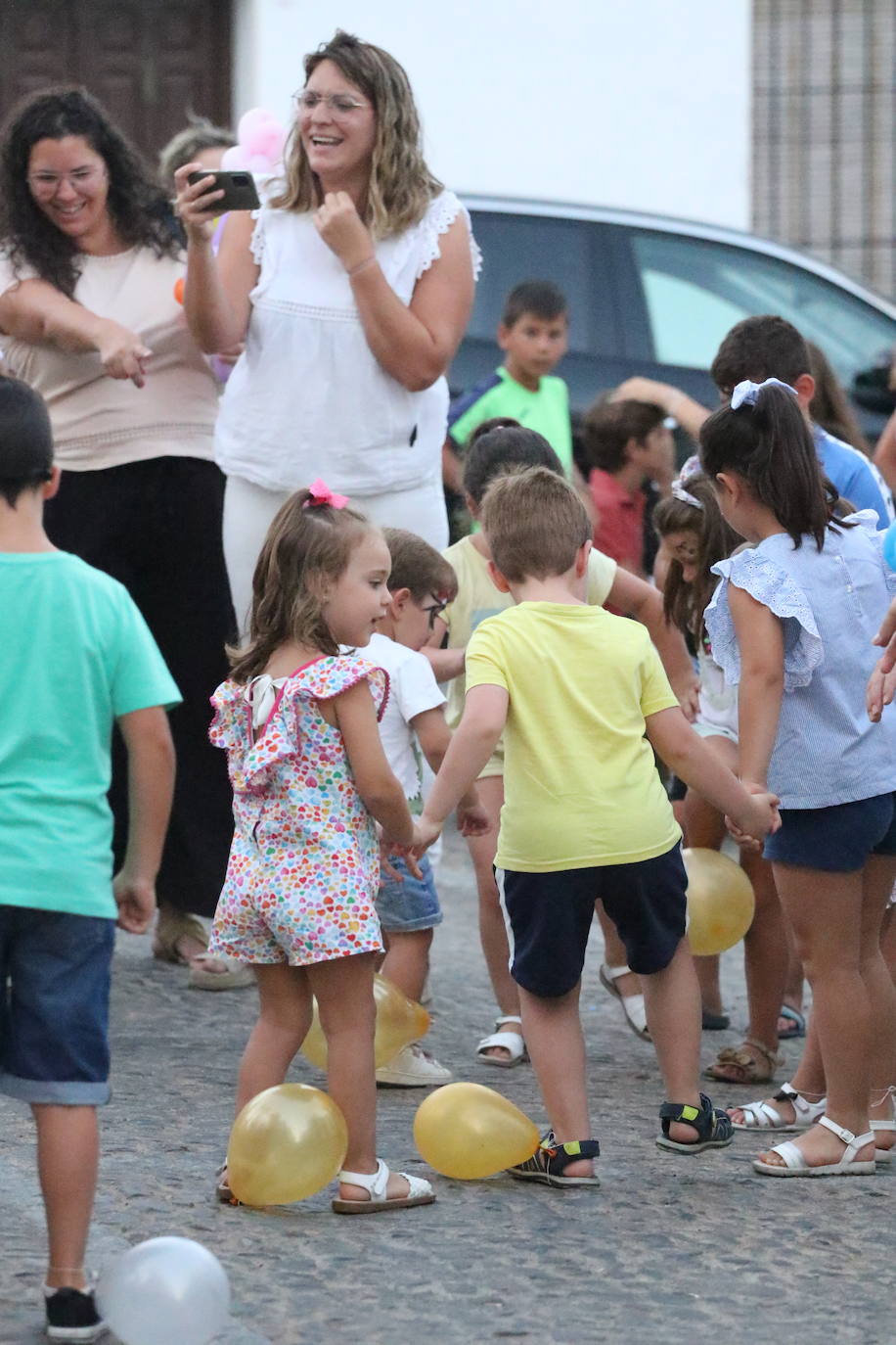 Fotos: La «velá» del barrio de Santa Catalina continúa este sábado con más música y animación